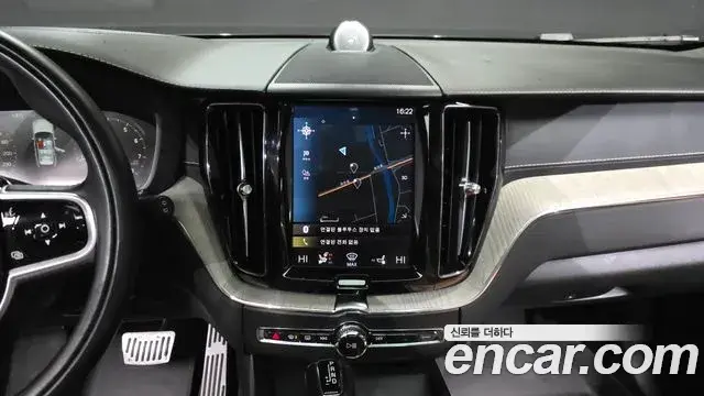 Volvo XC60 2018 — Şəkil 16/20