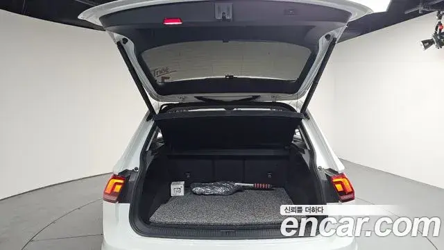 Volkswagen Tiguan 2021 — Şəkil 27/33