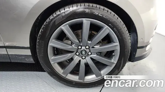 Land Rover Range Rover Velar 2019 — Photo 12/36