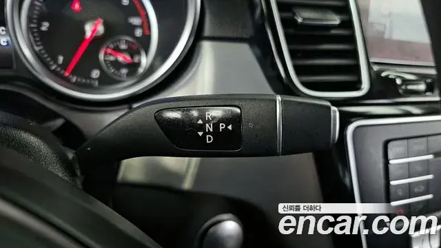 Mercedes-Benz GLE-Class 2018 — ფოტო 15/20