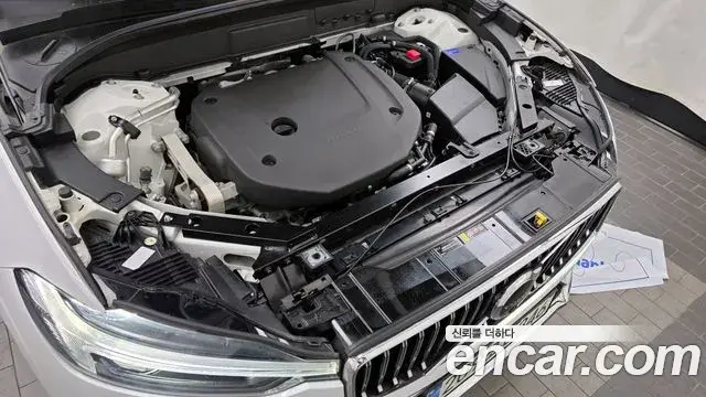 Volvo XC60 2022 — Photo 9/34