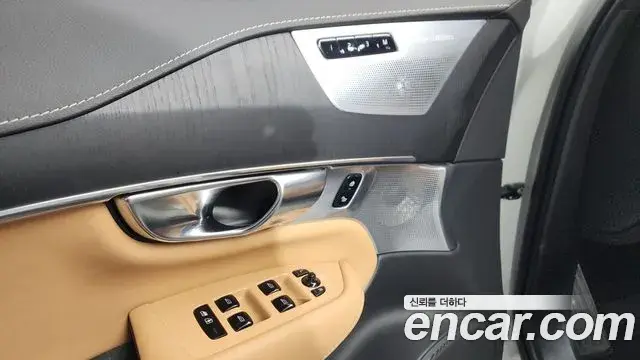 Volvo XC90 2021 — Photo 17/39