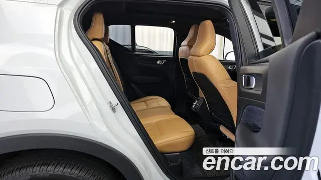 Volvo XC40 2020 — Фото 12/20