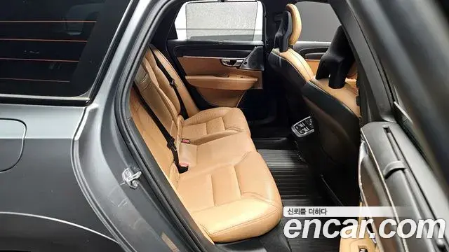 Volvo V90 Cross Country 2018 — Photo 17/30