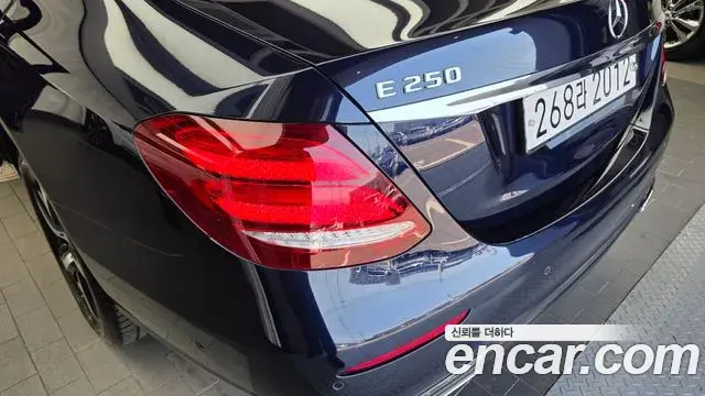 Mercedes-Benz E-Class 2020 — ფოტო 17/32
