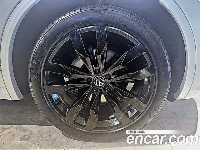Volkswagen Touareg 2023 — ფოტო 3/13