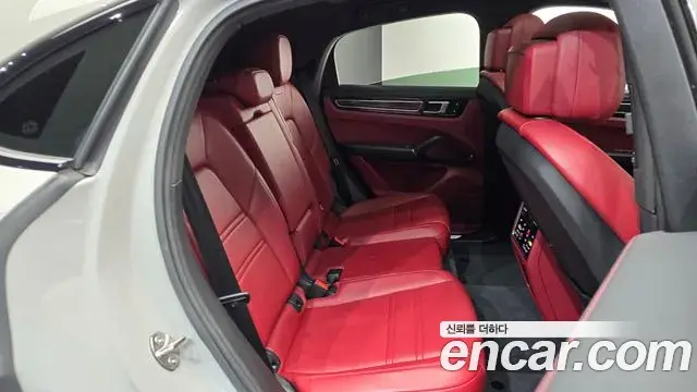 Porsche Cayenne 2021 — ფოტო 7/20