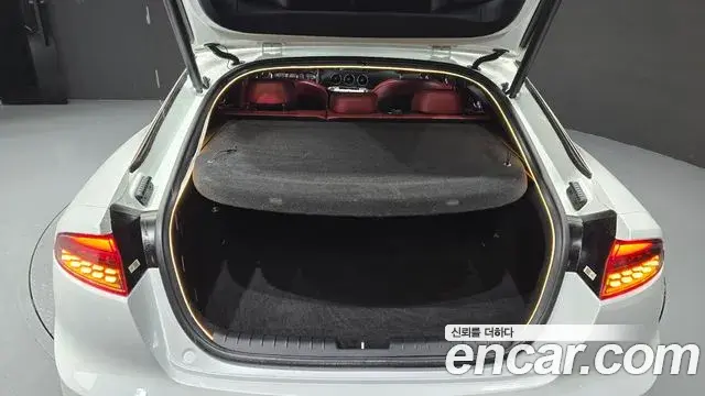 Kia Stinger 2018 — ფოტო 1/31