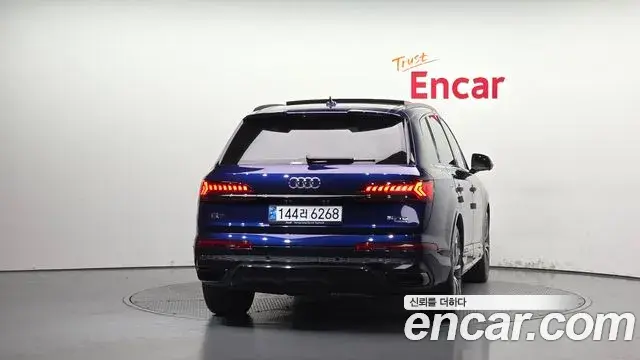 Audi Q7 2023 — Şəkil 27/34