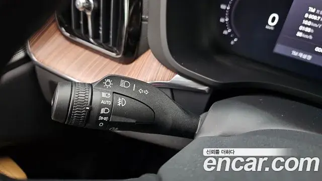 Volvo XC60 2023 — Şəkil 14/32