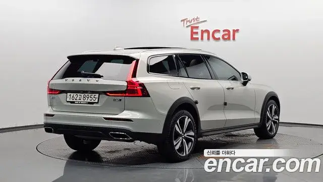 Volvo V60 Cross Country 2020 — ფოტო 34/38