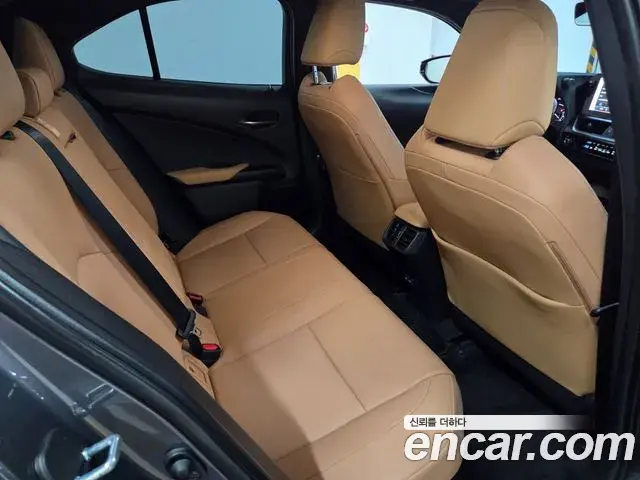 Lexus UX250h 2023 — Şəkil 7/20