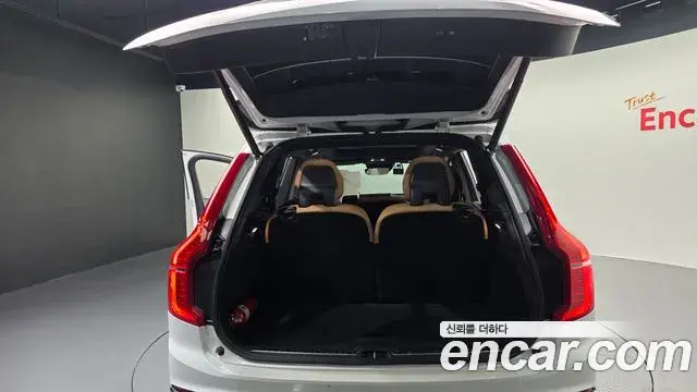 Volvo XC90 2020 — ფოტო 17/20