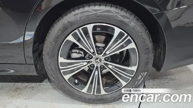 Mercedes-Benz E-Class 2025 — ფოტო 28/31