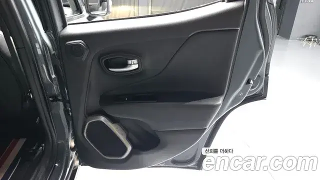 Jeep Renegade 2018 — Şəkil 19/34