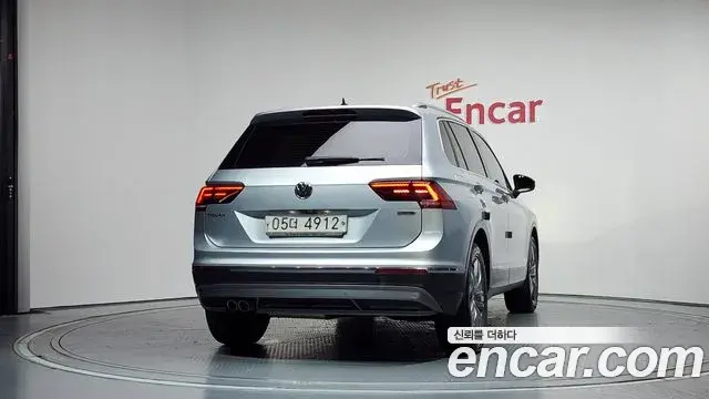 Volkswagen Tiguan 2018 — ფოტო 18/20