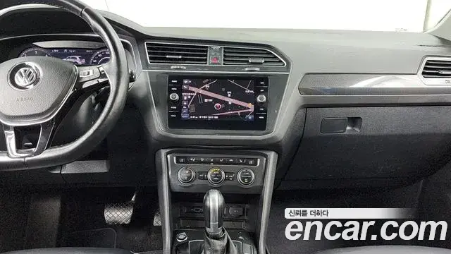 Volkswagen Tiguan 2018 — ფოტო 9/20