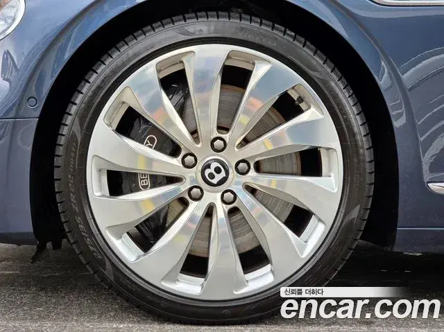 Bentley Flying Spur 2021 — ფოტო 13/20