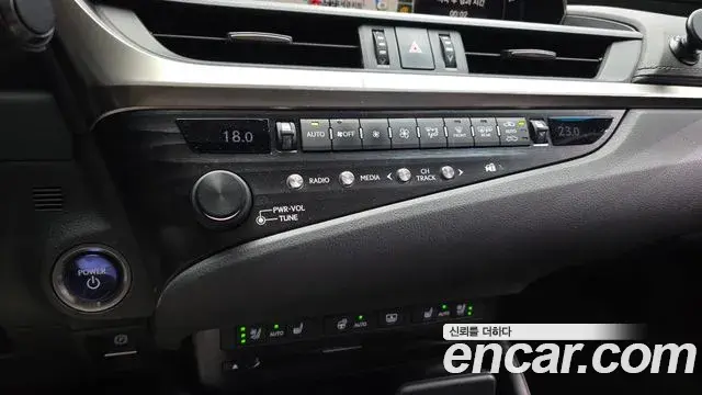 Lexus ES300h 2018 — Şəkil 14/36