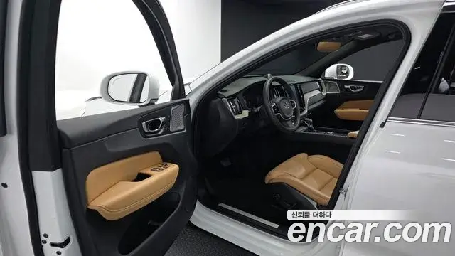 Volvo XC60 2018 — Фото 10/20