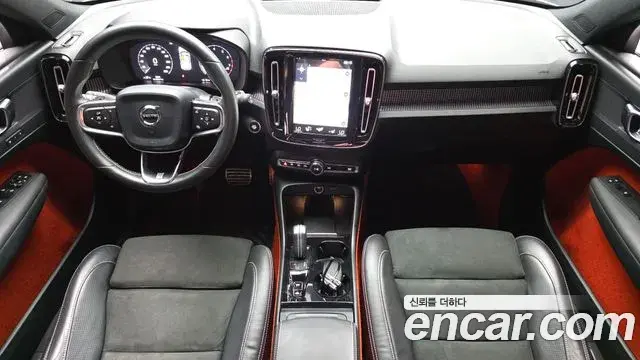 Volvo XC40 2019 — Photo 13/36