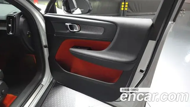 Volvo XC40 2019 — Photo 33/36