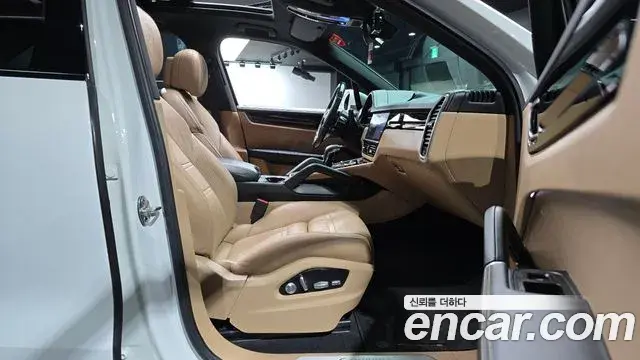 Porsche Cayenne 2020 — ფოტო 24/36