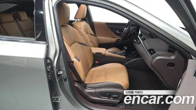 Lexus ES300h 2021 — Şəkil 8/31