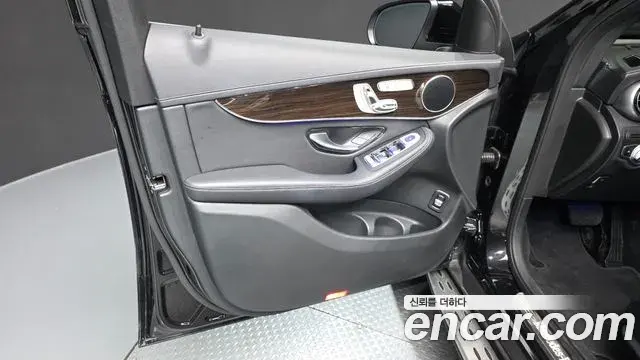 Mercedes-Benz GLC-Class 2020 — Photo 11/32