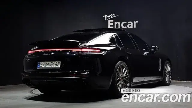 Porsche Panamera 2023 — Фото 1/20
