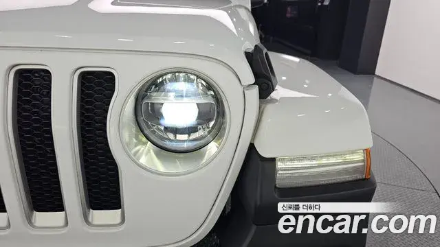 Jeep Wrangler 2021 — ფოტო 15/31