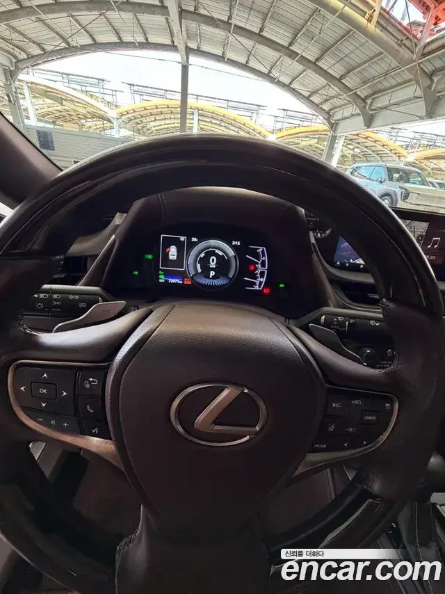 Lexus ES300h 2019 — ფოტო 4/18