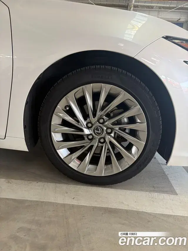 Lexus ES300h 2019 — ფოტო 2/18
