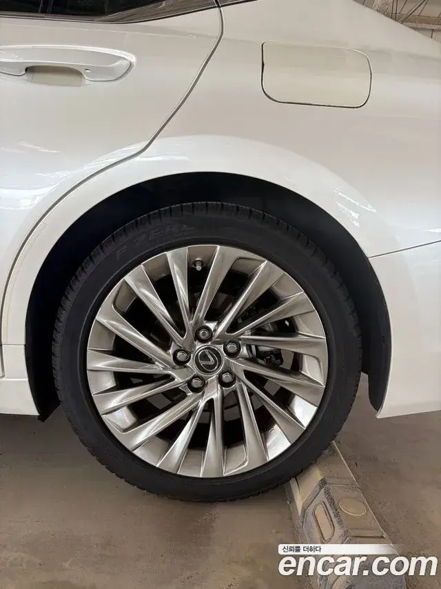 Lexus ES300h 2019 — ფოტო 10/18