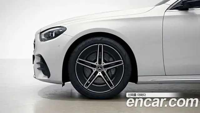 Mercedes-Benz E-Class 2025 — Photo 4/13