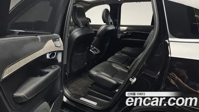 Volvo XC90 2022 — Şəkil 25/39