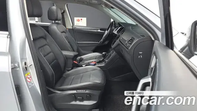 Volkswagen Tiguan 2018 — Şəkil 12/20