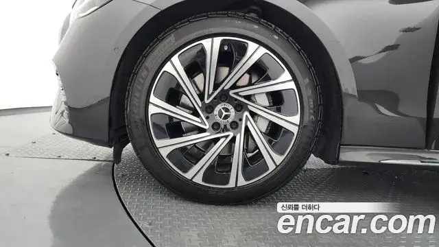 Mercedes-Benz E-Class 2024 — Photo 5/20