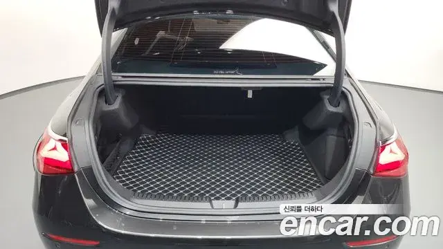 Mercedes-Benz E-Class 2024 — Photo 20/20