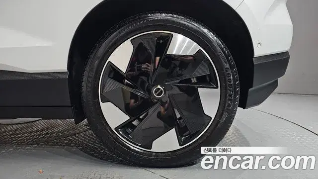 Volvo EX30 2025 — Photo 16/32