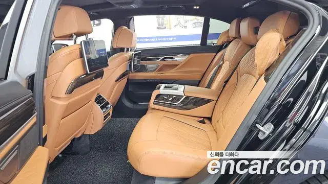 BMW 7 Series 2021 — ფოტო 35/41
