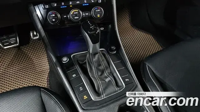 Volkswagen Jetta 2023 — ფოტო 19/35