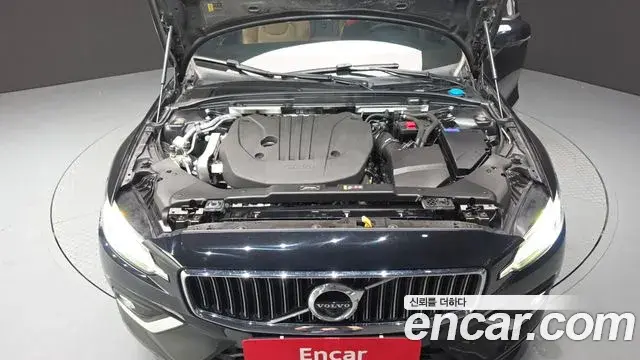 Volvo S60 2022 — ფოტო 31/33