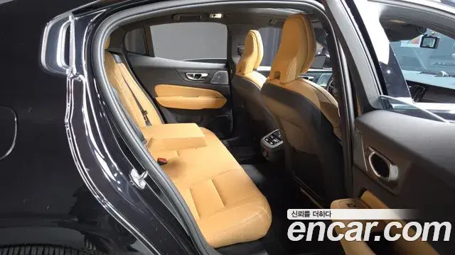 Volvo S60 2022 — ფოტო 18/33