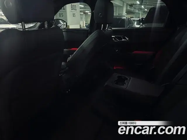 Land Rover Range Rover Velar 2025 — Photo 8/20