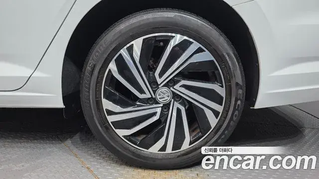 Volkswagen Jetta 2021 — Şəkil 28/33