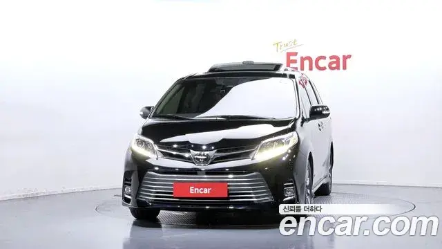 Toyota Sienna 2018 — Photo 12/32