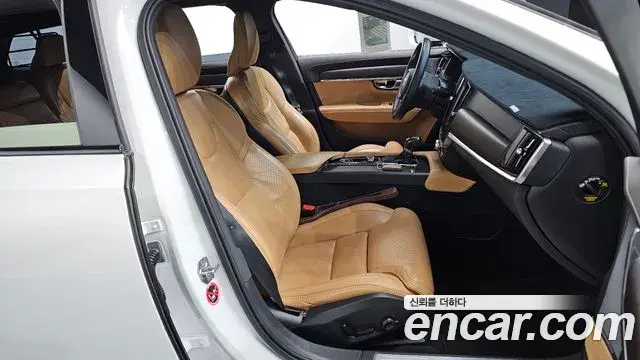 Volvo V90 Cross Country 2020 — ფოტო 21/38