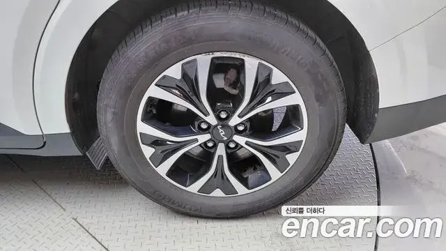 Kia Carnival 2023 — ფოტო 7/28