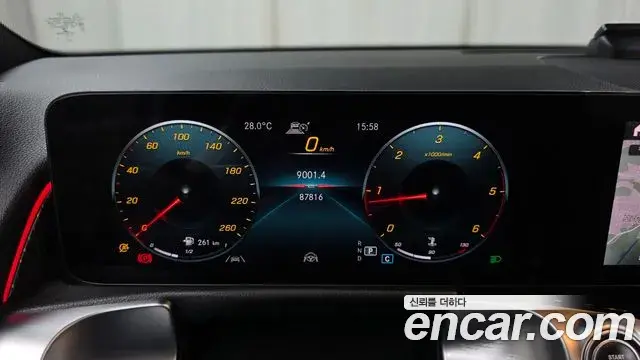 Mercedes-Benz GLB-Class 2022 — Photo 8/20